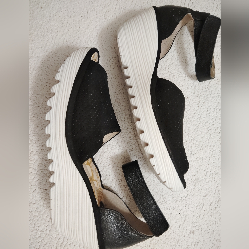 London Fly Wedge Sandals